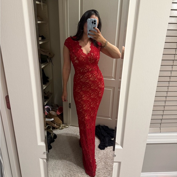 Nightcap by Carisa Rene Lace Gown - Picture 2 of 8